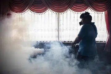 Seorang pekerja melakukan pengasapan dalam usaha mengawal penularan virus Zika di sebuah sekolah di Bangkok pada 14 September 2016. 