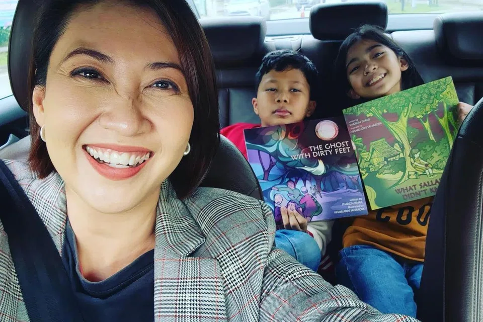 Di sebalik tabir semasa rakan telefilem, ‘Mencari Hajar’, Sharon Ismail (kiri) bersama pelakon cilik, Harith Wildaan (dua dari kiri) dan Bella Puteri.