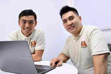 Pengasas bersama, pertubuhan Fellowship of Men (FMS), Encik Ismail Didih Ibrahim (kanan), 41 tahun; dan Encik Ben Ang (kiri), 45 tahun, berharap  dapat mewujudkan ruang yang lebih menyokong kaum lelaki agar tampil mendapatkan bantuan dan mempertingkat diri serta jalinan hubungan.