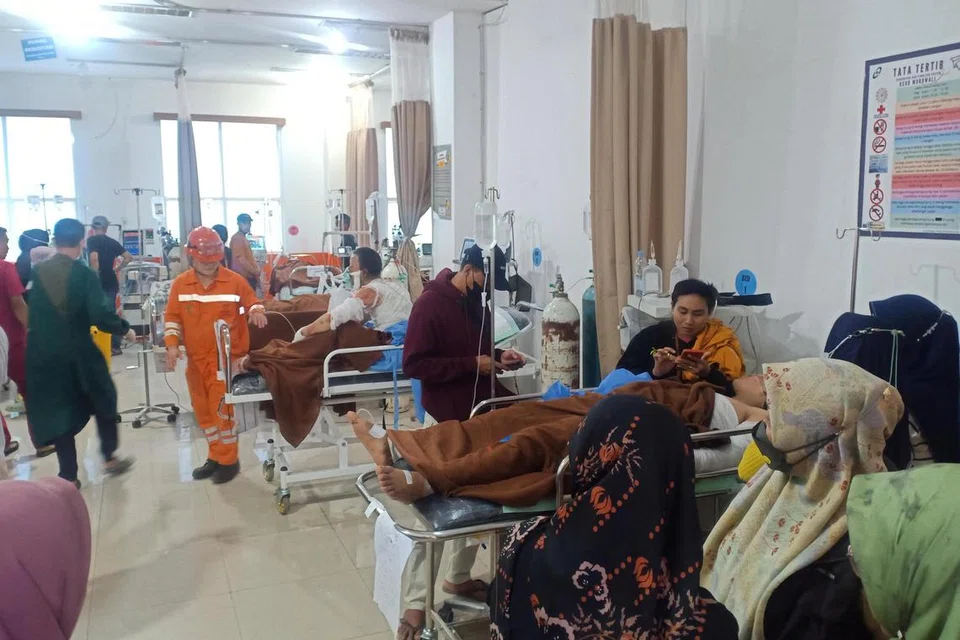 MANGSA DIRAWAT: Mangsa mendapat rawatan di Hospital Wilayah Morowali selepas letupan di relau peleburan nikel milik Indonesia Tsingshan Stainless Steel (ITSS) di Morowali, Sulawesi Tengah, Indonesia.