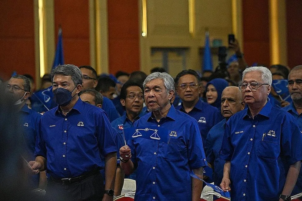 DIDESAK BERUNDUR: Dek pencapaian terburuk BN dalam PRU, beberapa pemimpinnya, termasuk yang tidak dicalonkan bertanding, mendesak Datuk Zahid berundur. - Foto BH oleh ARIFFIN JAMAR