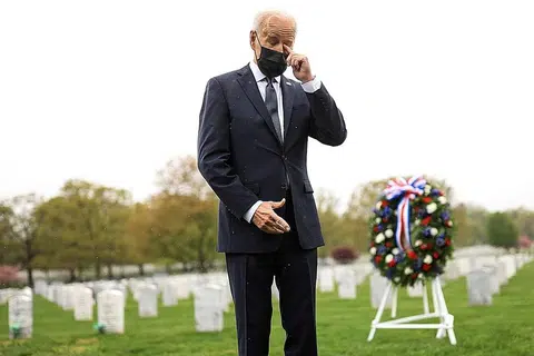 HIBA SEORANG PRESIDEN: Encik Joe Biden menyapu air mata semasa menziarahi kubur anggota tentera Amerika Syarikat yang gugur semasa bertugas, di Pusara Nasional Arlington di Arlington, Virginia. - Foto REUTERS
