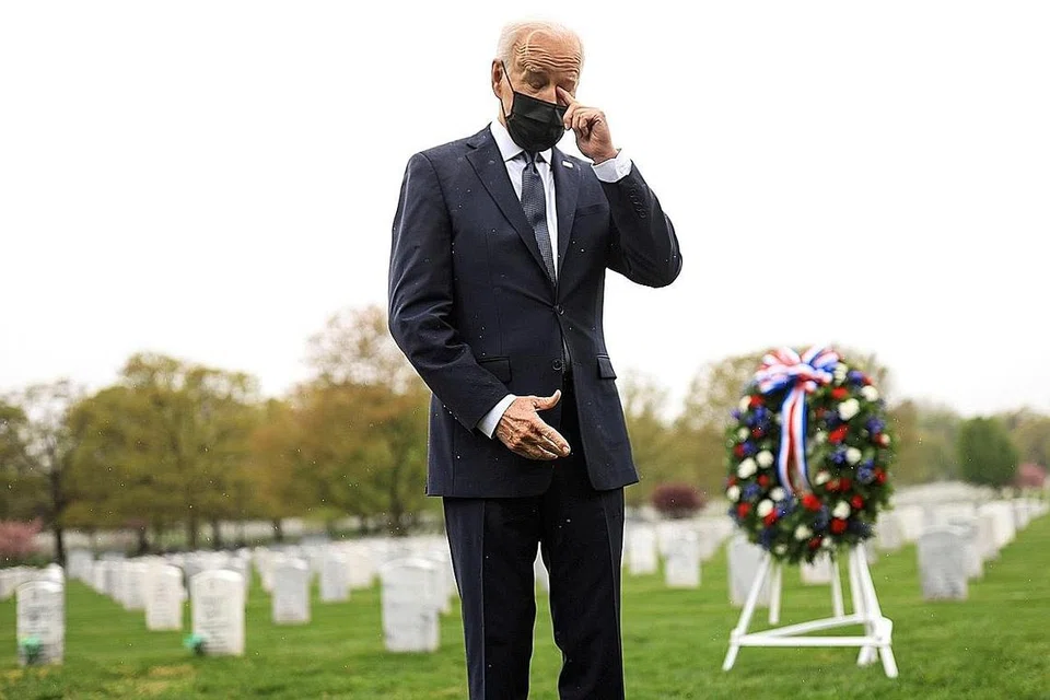 HIBA SEORANG PRESIDEN: Encik Joe Biden menyapu air mata semasa menziarahi kubur anggota tentera Amerika Syarikat yang gugur semasa bertugas, di Pusara Nasional Arlington di Arlington, Virginia. - Foto REUTERS