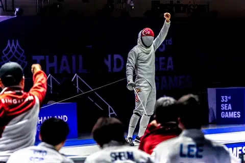 Azfar Luqman Ong, memenangi pingat emas dalam acara Epee di Sukan SEA 2025 bersama pasukannya.