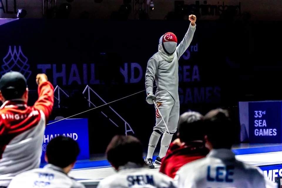 Azfar Luqman Ong, memenangi pingat emas dalam acara Epee di Sukan SEA 2025 bersama pasukannya.
