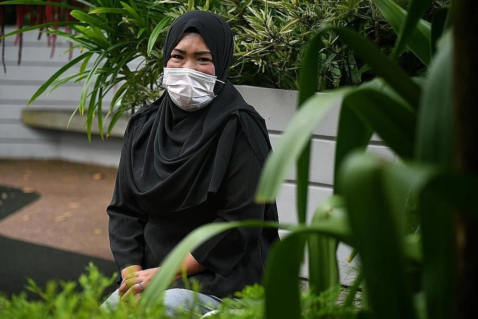 RELA MEMBANTU: Pengurus hospitaliti di Insead Residences, Cik Maslindah Fadzilah, memulakan satu inisiatif - mengadakan sesi senaman dalam talian untuk penghuni di Insead Residences. - Foto BM oleh KUA CHEE SIONG