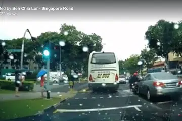 Motosikal seorang penunggang wanita berusia 30-an tahun dilanggar dari belakang di Alexandra Road pada pagi Isnin (20 Mac). SCREENGRAB DARI FACEBOOK / BEH CHIA LOR - SINGAPURA ROAD