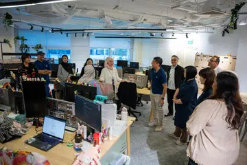 Ketua media sosial Berita Harian (BH), Cik Siti Aisyah Nordin (tengah), mengadakan perkongsian mengenai operasi media sosial BH kepada Pengarah Eksekutif Persatuan Rakyat (PA), Encik Jimmy Toh Yong Leng (enam dari kanan), yang mengetuai lawatan rombongan PA ke bilik berita pada 21 Januari. Bersamanya ialah (dari kanan) Timbalan Pengarah (Perhubungan Korporat), Cik Sumathi Palaniandy; Pengarah (Perhubungan Korporat), Cik Yang Mei Ling; Timbalan Pengarah (M Kuasa Tiga (M³) dan Penglibatan Etnik), Encik Muhammad Yunus Haroon; Pengarah Kumpulan (Perhubungan), Cik Ooi Hui Mei; dan Editor BH, Encik Nazry Mokhtar.