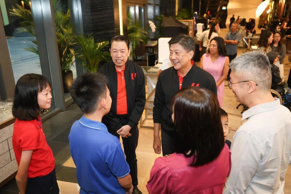 Setiausaha Agung Kongres Kesatuan Sekerja Kebangsaan (NTUC), Encik Ng Chee Meng (kanan), dan Penolong Setiausaha Agung NTUC, Encik Melvin Yong, beramah tamah dengan tetamu di majlis jamuan malam penghargaan NTUC Care di hotel Parkroyal on Beach Road pada 21 Januari.