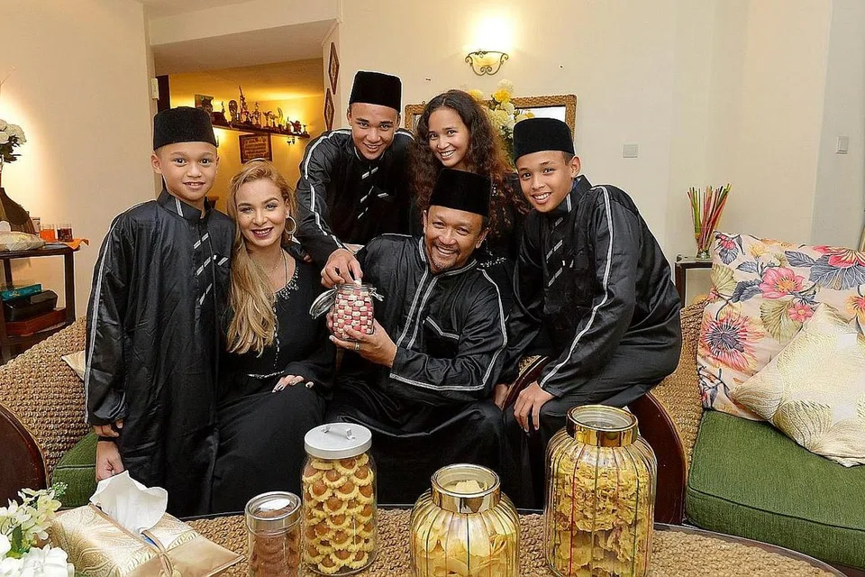 HARI RAYA DENGAN KELUARGA: Fandi Ahmad bersama isteri, Wendy Jacobs atau nama Islamnya Nur Sarah Abdullah, serta lima anak mereka - Irfan (tiada dalam gambar), Ikhsan (di belakang), Iman (sebelah Ikhsan), Ilhan (kanan) dan Iryan (kiri) - akan mengenakan baju sedondon warna hijau tahun ini. - Foto TUKIMAN WARJI