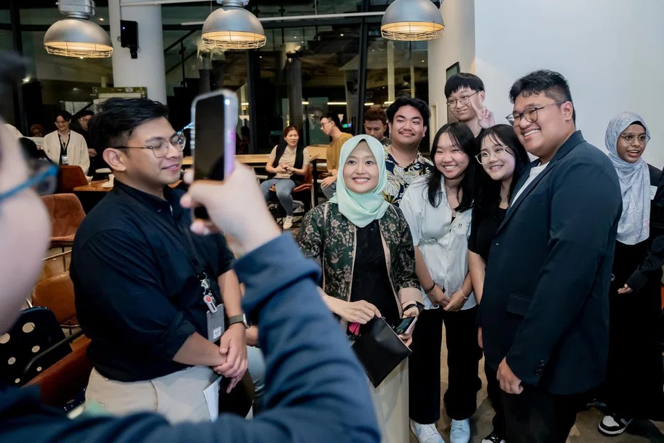 Menteri Negara (Perhubungan dan Penerangan merangkap Kesihatan), Cik Rahayu Mahzam, yang juga Timbalan Pengerusi Panel Penasihat Reach (tengah), bergambar dengan sekumpulan belia pelbagai kaum.