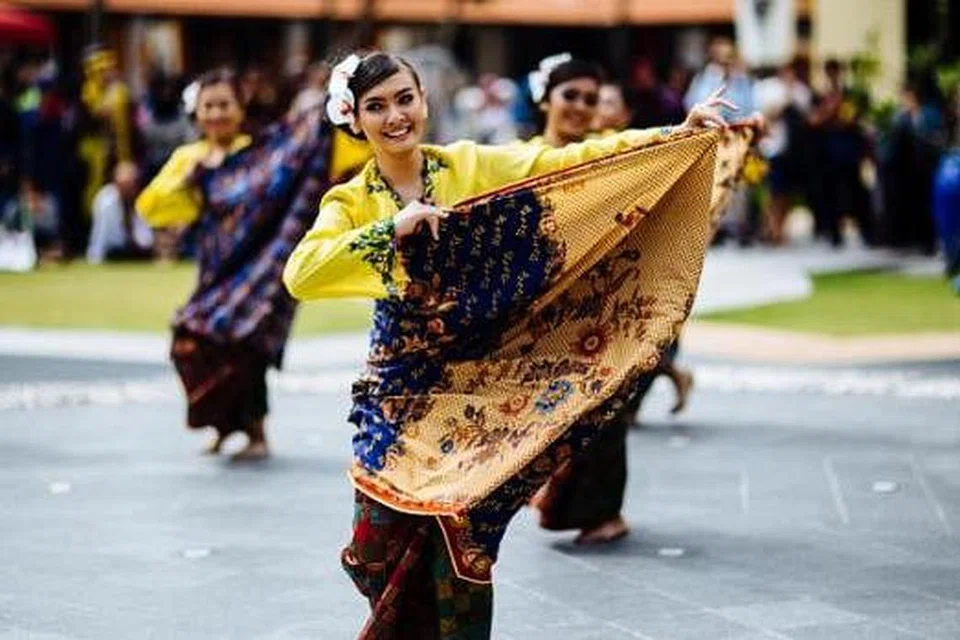 GAYA DAN PERGERAKAN LEMBUT: Hadirin dihiburkan dengan persembahan tarian Melayu di acara Rentak Budaya yang berlangsung Sabtu lepas.