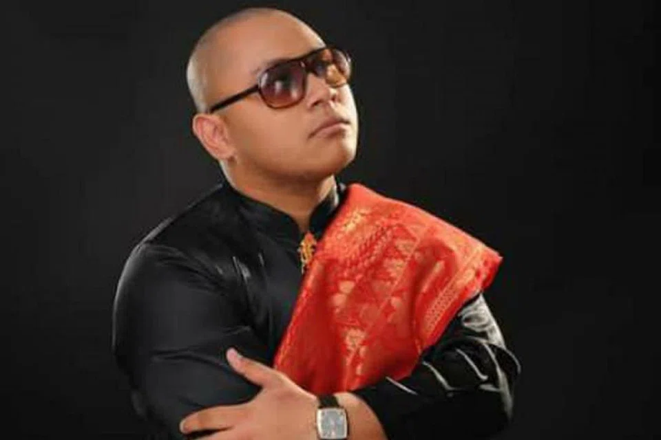 TERKENANG ARWAH AYAH: Temukanlah adalah lagu permohonan dapat meraih ganjaran lailatulqadar yang mengingatkan 'rapper' Atrez pada arwah ayahnya yang meninggal dunia lima hari sebelum Hari Raya Aidifitri sekitar 2018. - Foto ihsan ATREZ 