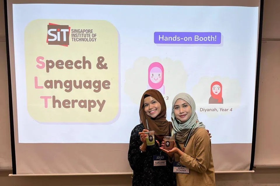 Cik Nurul Diyanah Damanhari (kanan) turut menyertai Program Pendekatan Penjagaan Kesihatan Muslim (MHOP), yang dianjurkan oleh Persatuan Karyawan Penjagaan Kesihatan Islam (MHPA), sebagai penceramah pelajar untuk menggalakkan pelajar prauniversiti Islam menceburi bidang penjagaan kesihatan.