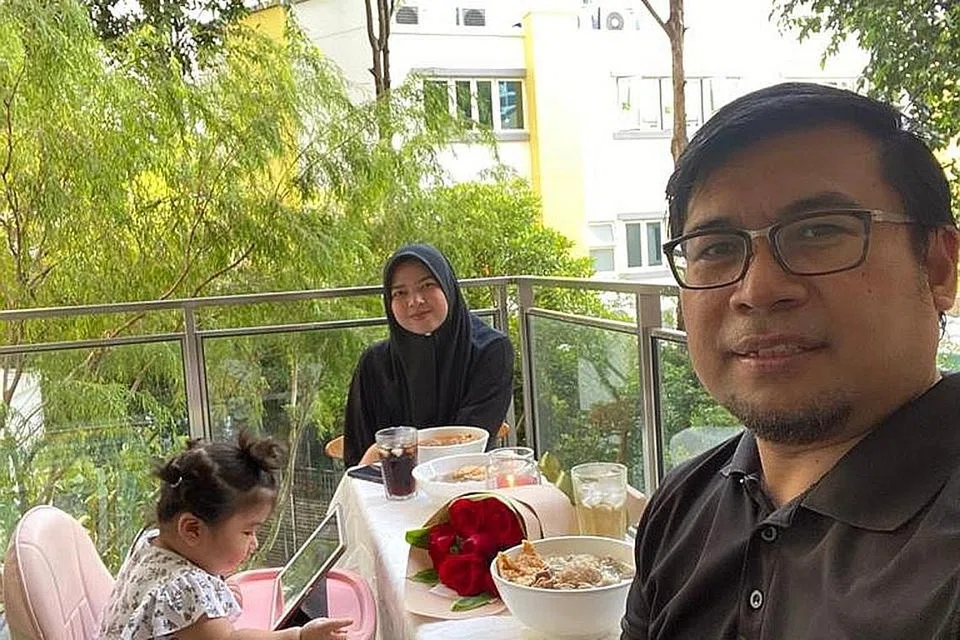 CUKUP SELESA: Encik Marhisyam akan kekal menyewa di kondiminium atas sebab keselesaan buat isteri dan anak tersayang. - Foto ihsan MARHISYAM MUHAMMAD