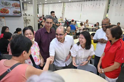 Mantan Anggota Parlimen Dilantik (NMP), Dr Syed Harun Alhabsyi (empat dari kanan), berhasrat menyambung usaha yang telah dijalankan Anggota Parlimen (AP) Nee Soon yang ada sekarang semasa lawatannya ke sebuah kedai kopi di Blok 747 Yishun Street 72 pada 11 April. Turut hadir dalam lawatan itu ialah Menteri Ehwal Dalam Negeri merangkap Undang-Undang, Encik K. Shanmugam (dua dari kanan); Menteri Negara (Ehwal Dalam Negeri merangkap Pembangunan Negara), Profesor Madya Dr Muhammad Faishal Ibrahim (lima dari kanan); dan mantan pengarah Kementerian Penerangan dan Pembangunan Digital (MDDI), Cik Goh Hanyan (tiga dari kanan). 