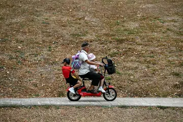 PERLU GUNA LALUAN BERBASIKAL KHAS: Pengguna e-skuter di laluan sepanjang Bedok North Road kini dilarang guna laluan pejalan kaki. - Foto BH oleh LIM YAOHUI