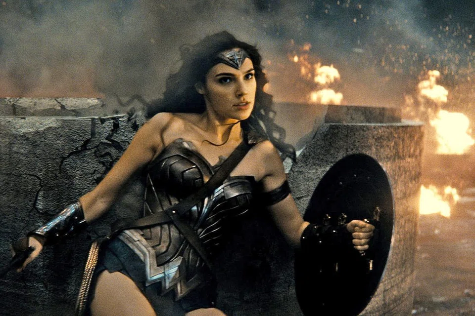 WONDER WOMAN SEKARANG: Watak Wonder Woman yang dilakonkan Gal Gadot dalam filem Batman V Superman: Dawn Of Justice. - Foto WARNER BROS