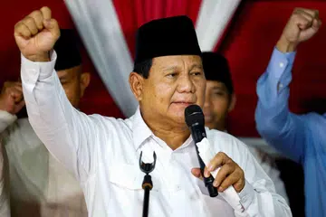 Presiden terpilih dan Menteri Pertahanan, Encik Prabowo Subianto, memberi isyarat ketika menyampaikan ucapannya selepas rasmi menang dalam pilihan raya presiden bulan lalu, menyeru diwujudkan perpaduan. 