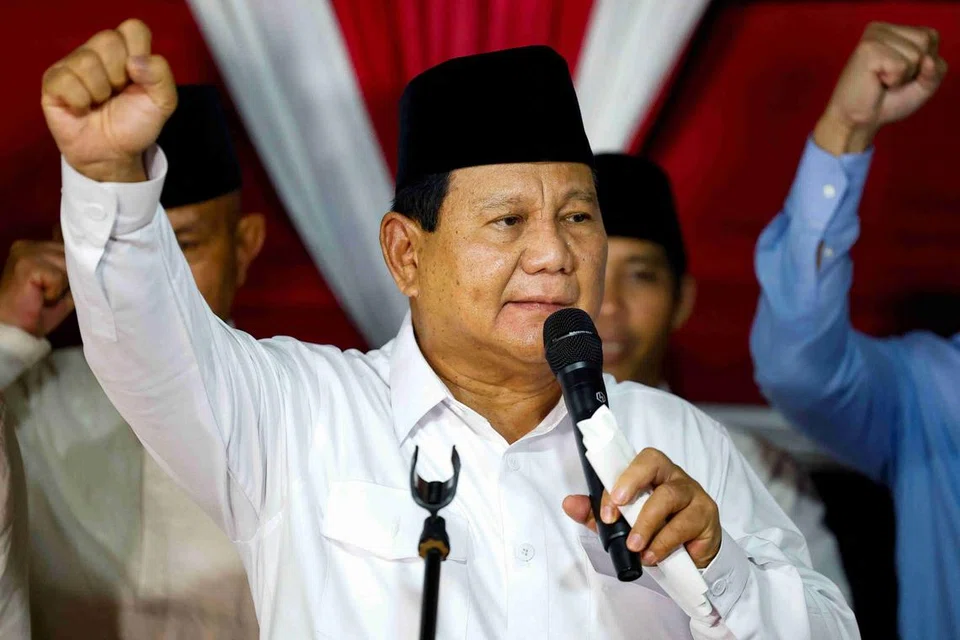 Presiden terpilih dan Menteri Pertahanan, Encik Prabowo Subianto, memberi isyarat ketika menyampaikan ucapannya selepas rasmi menang dalam pilihan raya presiden bulan lalu, menyeru diwujudkan perpaduan. 