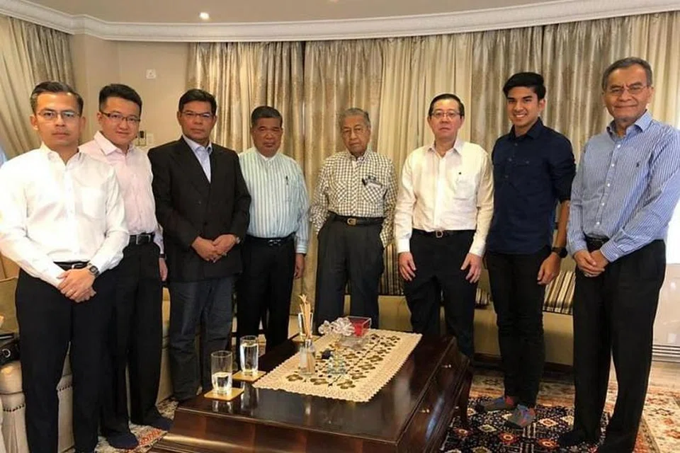 Perdana Menteri sementara, Dr Mahathir Mohamad (tengah) dalam satu mesyuarat dengan para pemimpin Pakatan Harapan daripada parti PKR, DAP dan Parti Amanah Negara. 