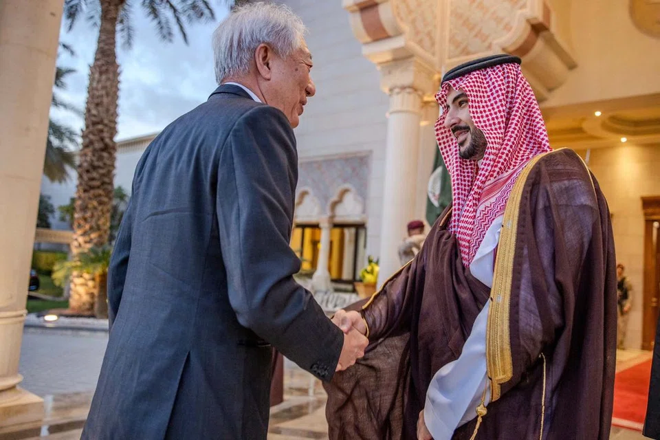 Semasa lawatan ke Arab Saudi, Menteri Kanan, Encik Teo Chee Hean (kiri), turut bertemu Menteri Pertahanan Arab Saudi, Putera Khalid Salman Abdulaziz Al Saud.