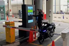 penunggang motosikal, prototaip kios ujian kendiri pelepasan ekzos motosikal, Pusat Pemeriksaan Woodlands, NEA