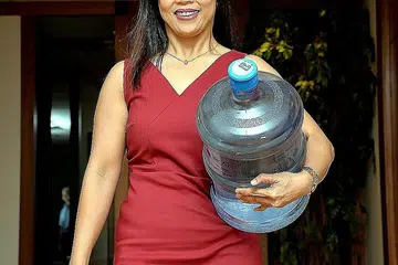 CIK SITI HANITA DOLAH: Kini angkat barang berat, termasuk botol air seberat 10 liter, tanpa masalah. - Foto M.O. SALLEH