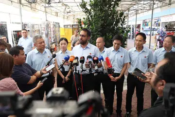 Setiausaha Agung Parti Pekerja (WP), Encik Pritam Singh (tengah), berkata WP bertindak segera selepas dimaklumkan tentang dakwaan campur tangan asing, semasa bercakap dengan media di Blok 201E, Tampines Street 23, pada 28 April, sebelum sesi bertemu penduduk.