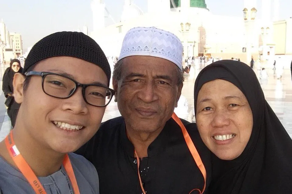 Salah satu kenangan yang paling terpahat di hati Encik Ashrafiqri (kiri) adalah ketika ibu bapa titipannya, Allahyarham Amran Eunos dan Cik Maimunah membiayai perjalanan umrahnya pada 2016.