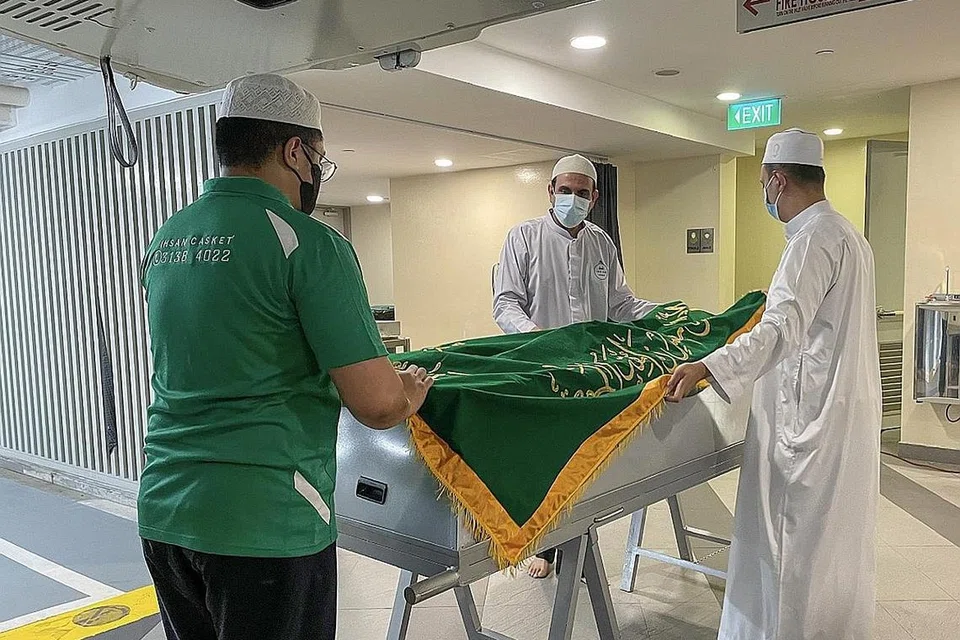 URUS JENAZAH DENGAN TERTIB: Pasukan Persatuan Dana Amanah Muslimin (MTFA), terus berkembang dan meluaskan khidmat sosial mereka dengan mengendalikan Ihsan Casket, yang bertujuan menawarkan pengebumian bermutu dan termampu kepada semua umat Islam di sini. - Foto-foto MTFA