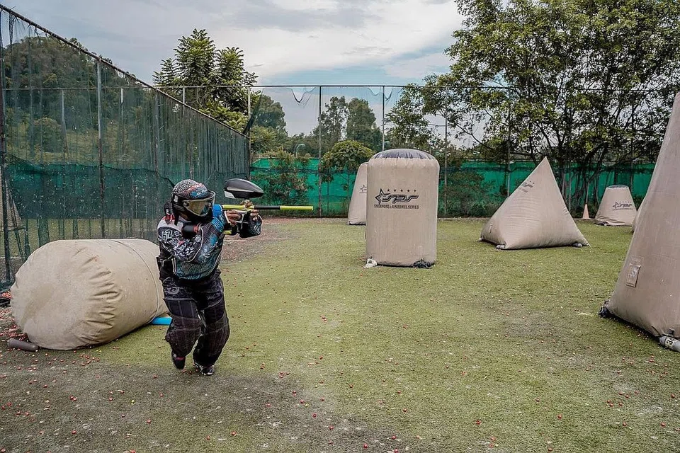 MAIN 'PAINTBALL' KOMPETITIF: Encik Osman Ramli minat bermain sukan itu sejak 2011 tetapi terhenti seketika kerana sekatan peraturan ekoran Covid-19. Dengan sekatan kini dilonggarkan dan sempadan dibuka, beliau gembira dan tidak sabar bermain paintball semula. - Foto BH oleh NUR DIYANA TAHA
