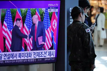 GAMBAR FAIL: Seorang askar Korea Selatan berdiri berhampiran televisyen yang menyiarkan laporan mengenai kemungkinan sidang puncak antara pemimpin Korea Utara, Encik Kim Jong Un, dengan Presiden Amerika Syarikat (AS), Encik Donald Trump, di sebuah stesen kereta api di Seoul, Korea Selatan, pada 22 Oktober 2025. Encik Trump pada 17 Ogos 2026 mendakwa Encik Kim telah memberi respons terhadap usaha terbarunya untuk menghidupkan semula dialog, sehari selepas beliau mengarahkan latihan ketenteraan bersama Amerika-Korea Selatan dikurangkan.