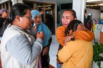 Ahli keluarga dan waris menunggu perkembangan terkini mengenai operasi mencari 30 orang yang masih hilang selepas sebuah feri karam berhampiran pulau peranginan popular Indonesia, Bali, di Pelabuhan Ketapang, Banyuwangi, Jawa Timur pada 3 Julai 2025.