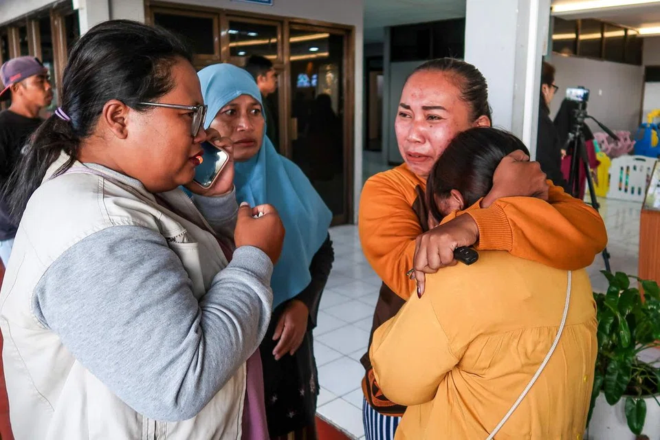Ahli keluarga dan waris menunggu perkembangan terkini mengenai operasi mencari 30 orang yang masih hilang selepas sebuah feri karam berhampiran pulau peranginan popular Indonesia, Bali, di Pelabuhan Ketapang, Banyuwangi, Jawa Timur pada 3 Julai 2025.
