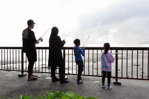 Encik Azhar sekeluarga kerap pergi memancing dan memburu ketam hampir setiap minggu pada waktu malam selepas waktu sekolah, atau pada waktu pagi semasa cuti sekolah.