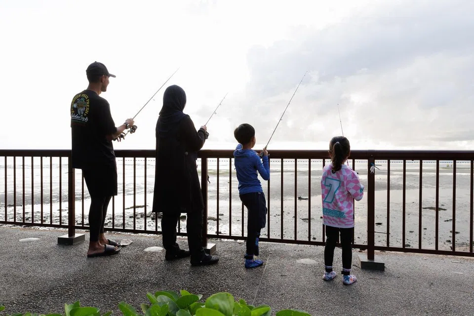 Encik Muhammad Azhar Kamar sekeluarga kerap pergi memancing dan memburu ketam hampir setiap minggu pada sebelah malam selepas waktu sekolah, atau pada waktu pagi semasa cuti sekolah.
