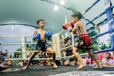 Atlet Muay Thai Singapura berusia tujuh tahun, Qarizh Fadel Mohammad Fadeli (kiri), berlawan dengan seteru dari Thailand dalam pertandingan profesional Muay Thai di bandar Nakhon Si Thammarat, selatan Thailand, pada 30 November.