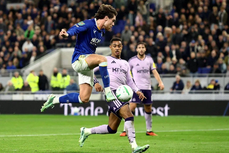 Pemain Everton, Hayden Hackney (jersi biru), melepaskan rembatan untuk menjaringkan gol kedua pasukannya ketika perlawanan pusingan keempat Piala Carabao menentang Newcastle United di Stadium Hill Dickinson, Liverpool, pada 29 Oktober.