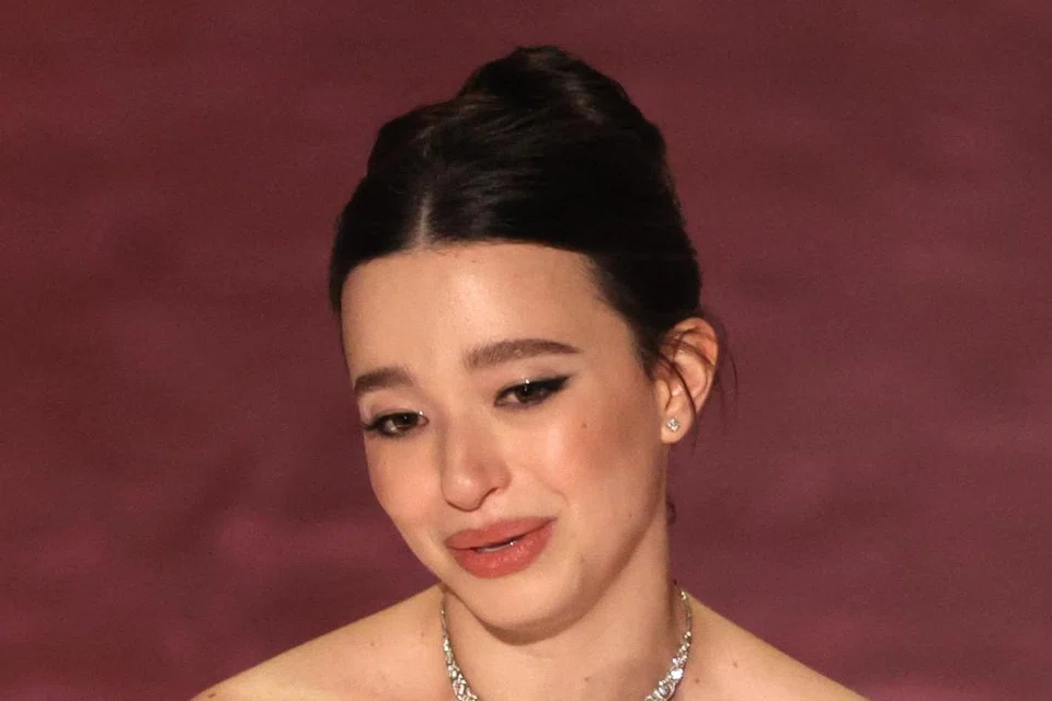 Pelakon muda, Mikey Madison, memenangi piala Oscar dalam kategori Pelakon Wanita Terbaik menerusi wataknya sebagai pekerja seks di Brooklyn, New York, yang menjalin hubungan cinta dengan anak seorang oligarki Russia dalam filem, Anora, arahan Sean Baker. 