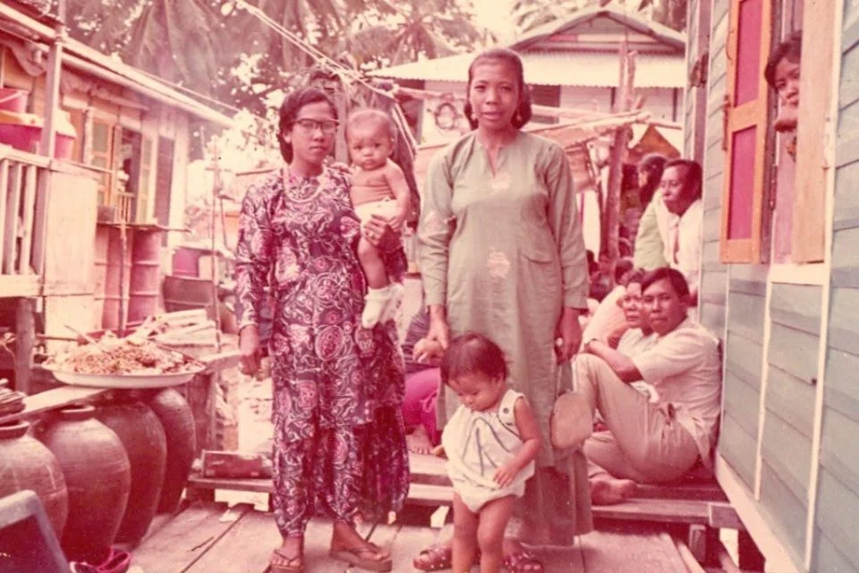 Asnida Daud (depan), sekitar usia dua tahun, dan ibu, Cik Kartini Abdul Karim (belakang Asnida), di Pulau Sudong pada 1975.
