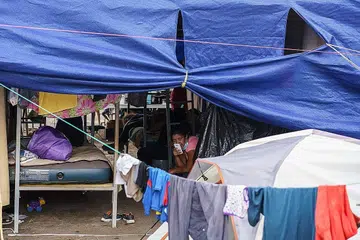 KURANG KOMITMEN: Negara kaya telah dikritik kerana didakwa menyimpan stok Covid-19 sedang banyak negara miskin dengan kadar inokulasi rendah dan kes jangkitan meningkat terpaksa berusaha keras mendapatkan bekalan. - Foto AFP
