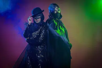 MUNCUL DENGAN KELAINAN: Dua penggiat seni wanita, Poetic Maleeka, yang terdiri daripada Laika (kiri) dan Kasilda, tampil dengan topeng dan pelitup ala adiwira kerana ingin ramai fokus kepada kerja seni mereka yang berbaur kesusasteraan lebih daripada menilai wajah sebenar mereka. - Foto YAZ MEDIA PRODUCTION