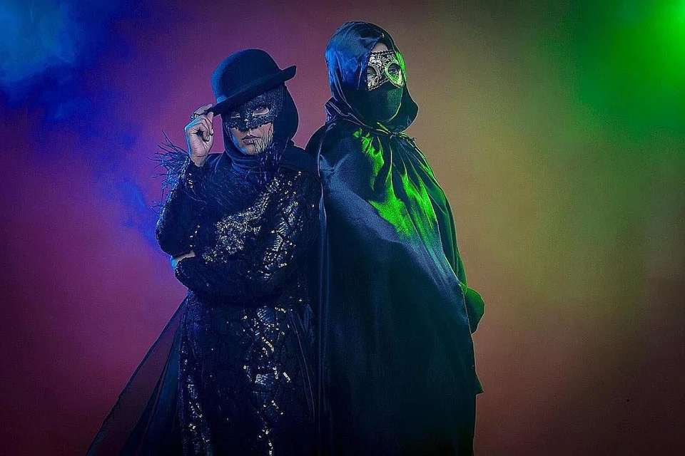 MUNCUL DENGAN KELAINAN: Dua penggiat seni wanita, Poetic Maleeka, yang terdiri daripada Laika (kiri) dan Kasilda, tampil dengan topeng dan pelitup ala adiwira kerana ingin ramai fokus kepada kerja seni mereka yang berbaur kesusasteraan lebih daripada menilai wajah sebenar mereka. - Foto YAZ MEDIA PRODUCTION