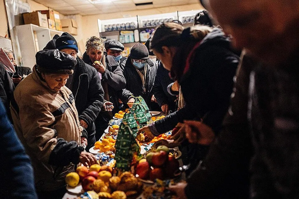 MENIKMATI APA YANG ADA: Penduduk setempat menikmati juadah di sebuah pusat bantuan kemanusiaan di Bakhmut, di daerah Donetsk, kelmarin sempena menyambut perayaan Krismas. Kenaikan harga tenaga dan baja yang berpunca daripada konflik berterusan antara Russia dengan Ukraine menyebabkan peningkatan sebanyak 14.3 peratus ke atas harga makanan global pada 2022. - Foto AFP