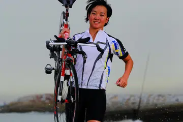 NASIB MALANG: Dalam satu hantaran yang dikongsi di laman sosial Instagram, atlet triatlon Singapura, Choo Ling Er, berkata beliau dilanggar dari belakang oleh sebuah kereta ketika berbasikal untuk bertemu teman-temannya pada 25 Disember.  