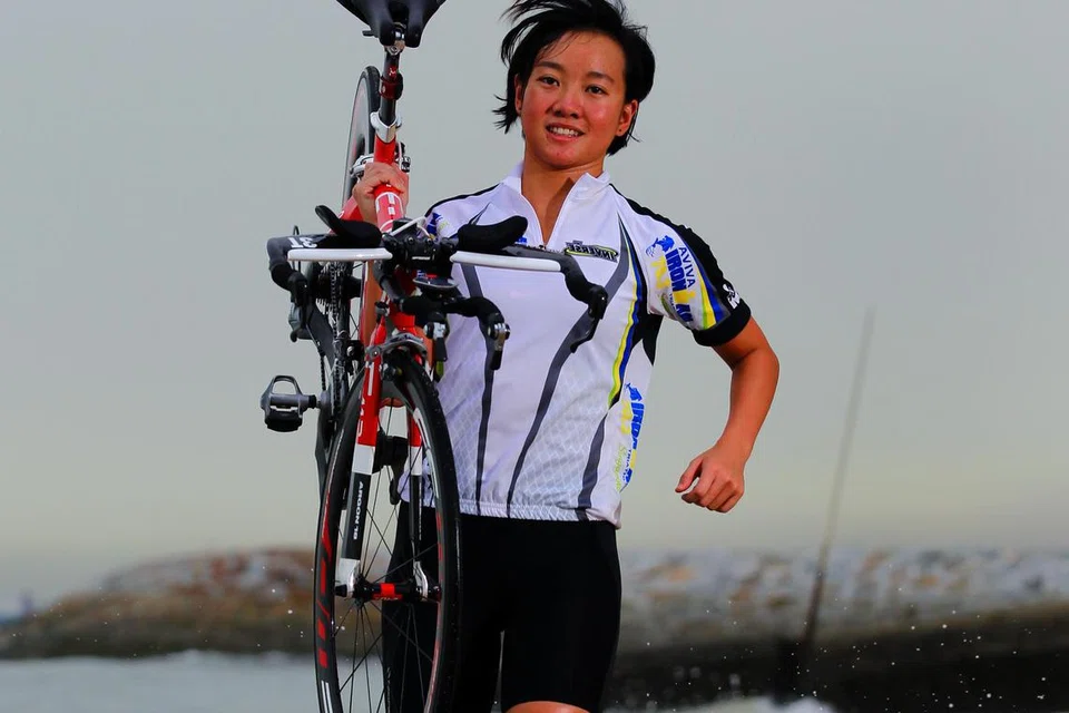 NASIB MALANG: Dalam satu hantaran yang dikongsi di laman sosial Instagram, atlet triatlon Singapura, Choo Ling Er, berkata beliau dilanggar dari belakang oleh sebuah kereta ketika berbasikal untuk bertemu teman-temannya pada 25 Disember.  
