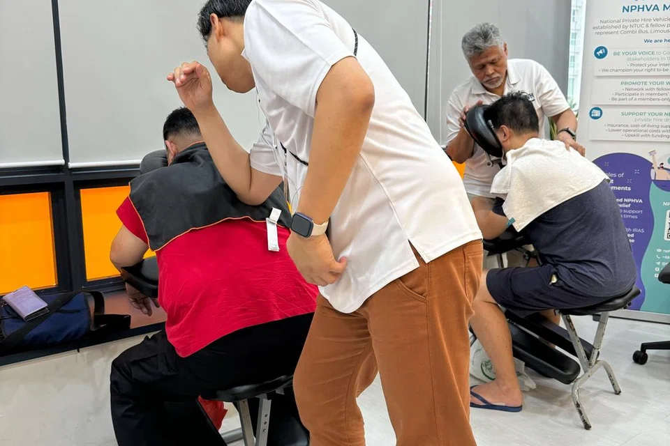 Dari 11 pagi hingga 5 petang, pemandu Tada ditawarkan urutan kepala dan bahu percuma selama 10 minit yang disediakan Pasukan Urut Bergerak (MMT) Persatuan Orang Cacat Penglihatan Singapura (SAVH).