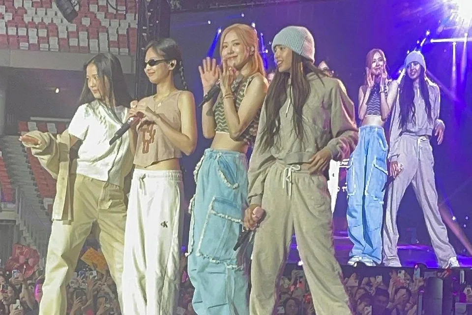 BLACKPINK: Bergaya dengan fesyen anak muda terikini, penuh tenaga dan ramah. - Foto HALIL NASIL