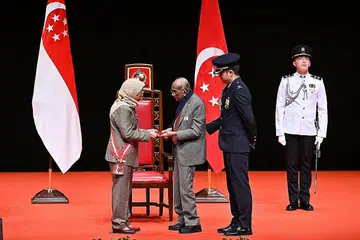 MENDAPAT ANUGERAH: Encik Yusnor Ef menerima Pingat Bintang Bakti Masyarakat (BBM) dari Presiden Halimah semalam. - Foto BH oleh LIM YAOHUI